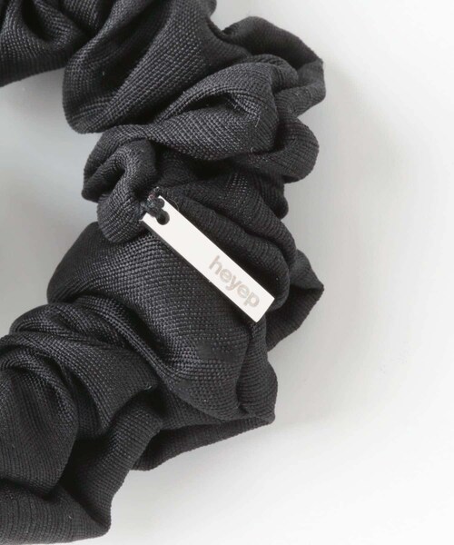 URBAN RESEARCH ROSSO（アーバンリサーチロッソ）の「heyep　M Metal Ball Silk Scrunchie（ヘアゴム・レディース・BLACK/WHITE/別注BLUE・-）」の8枚目の写真