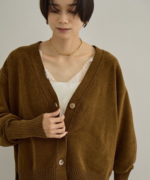 ADAM ET ROPE'(アダムエロペ)の「【CreamyCotton (クリーミーコットン)】Vネックカーディガン / セットアップ対応(カーディガン/ボレロ・レディース・ブラック/オフホワイト/キャメル・F)」の15枚目の写真