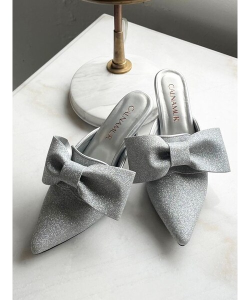 CALNAMUR（カルナムール）の「SHINY BIG RIBBON CLIP MULE/シャイニービッグリボンクリップミュール（サンダル・レディース・ホワイト/ブラック/シルバー・S/M/L）」の16枚目の写真