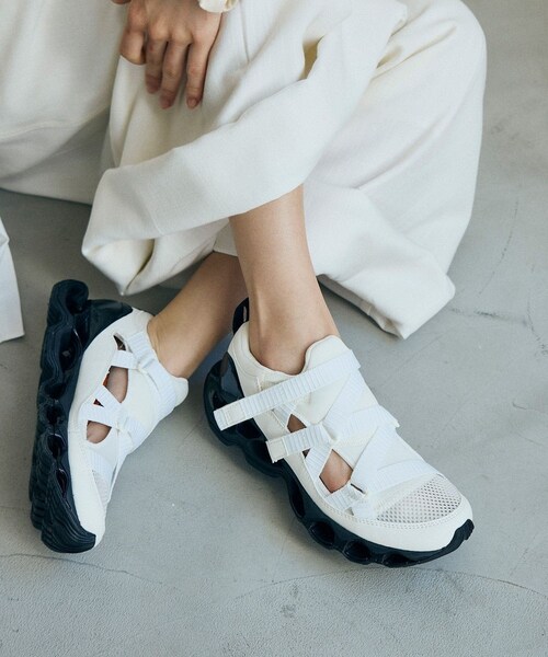 ROPE'(ロペ)の「【J'aDoRe・一部店舗限定】MIZUNO(ミズノ)/WAVE PROPHECY STRAP(ウエーブプロフェシーストラップ)(スニーカー・レディース・ブラック/ホワイト・23.0/24.0/25.0)」の3枚目の写真