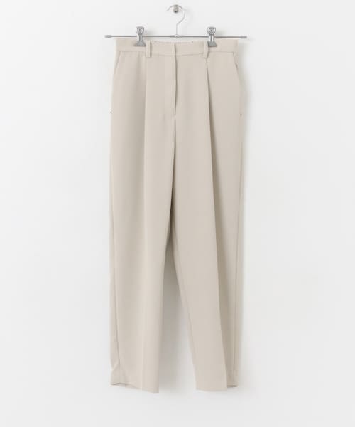 URBAN RESEARCH ROSSO（アーバンリサーチロッソ）の「CHIGNON　チャーム付テーパードパンツ（その他パンツ・レディース・LBEIGE/BLACK・36/38）」の2枚目の写真