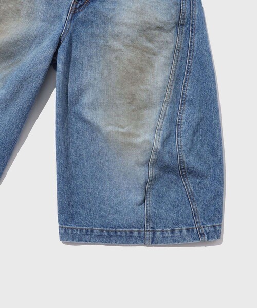 ADAM ET ROPE'（アダムエロペ）の「【NVRFRGT/ネヴァーフォーゲット】3D TWISTED JORTS（デニムパンツ・メンズ・ブルー系・1/2）」の22枚目の写真