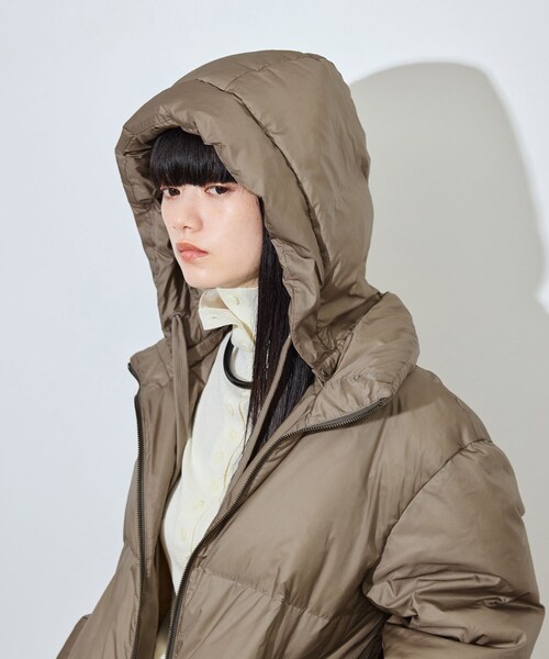 ADAM ET ROPE'(アダムエロペ)の「【サステナブル】2WAYフーディミドルダウン/撥水(ダウンジャケット/コート・レディース・ライトグレー/ブラウン・F)」の14枚目の写真