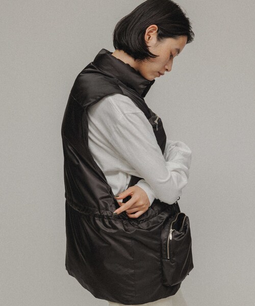 ADAM ET ROPE'（アダムエロペ）の「［OUTER］WSIZE PADDED VEST UNISEX（ダウンベスト・レディース・ブラック/シルバー・38/40）」の11枚目の写真