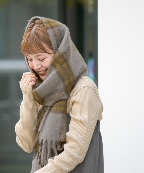 KBF（ケイビーエフ）の「BIGフリンジチェックストール（マフラー・レディース・GRAY×MTD/CAMEL×RED/IVORY×BRN・one）」の2枚目の写真