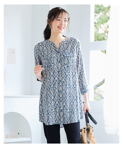 nissen（ニッセン）の「＜大きいサイズ＞接触冷感うすカル柔らか７分袖ダブルポケットシャツチュニック（チュニック・レディース・ネイビー系:花/ブルー系:チェック/黒系:ドット/グレー系:アラベスク/オフホワイト系:木の実柄/ダークネイビー系小紋柄/ネイビー系小花柄/ネイビー系チェック・L/LL/3L/4L/5L/6L/8L/10L）」の6枚目の写真
