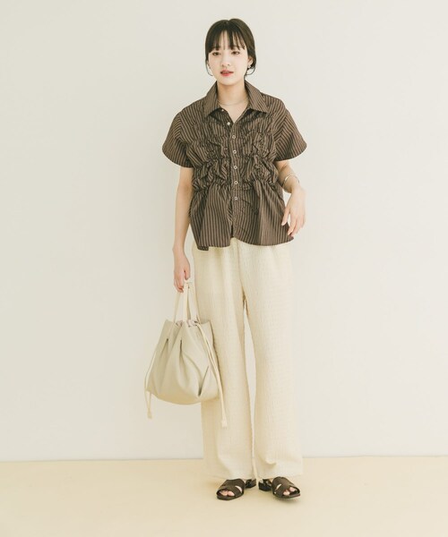 ITEMS URBANRESEARCH（アイテムズ アーバンリサーチ）の「シャーリングストライプシャツ（シャツ/ブラウス・レディース・BEG/BRN/BLK・Free）」の17枚目の写真