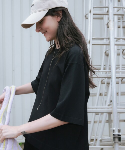 URBAN RESEARCH(アーバンリサーチ)の「ドライタッチハイゲージニットTシャツ(Tシャツ/カットソー・レディース・BLACK/OFF・FREE)」の17枚目の写真