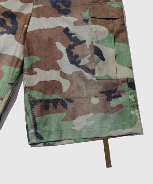 ADAM ET ROPE'(アダムエロペ)の「【TOLQ/トルク】GradationPrintedDenimPants Cargo Shorts(カーゴパンツ・メンズ・グリーン系・2/3)」の7枚目の写真