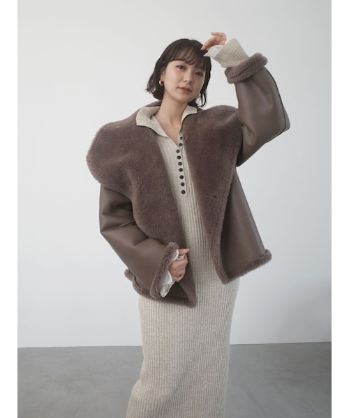 LAGUNAMOON（ラグナムーン）の「フェイクムートンスタンドカラーコート（ムートンコート・レディース・アイボリー/チャコールグレー/モカ・F）」の3枚目の写真