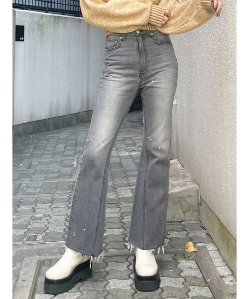 EMODA（エモダ）の「スイッチングフレアジャストウエストジーンズ（デニムパンツ・レディース・グレー/インディゴ/アイスブルー・M/S）」の2枚目の写真