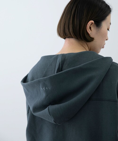 EKAL（エカル）の「EKAL　コハニングライトウエイトフーディー（パーカー・レディース・グレージュ/サーモン/チャコール・one）」の7枚目の写真