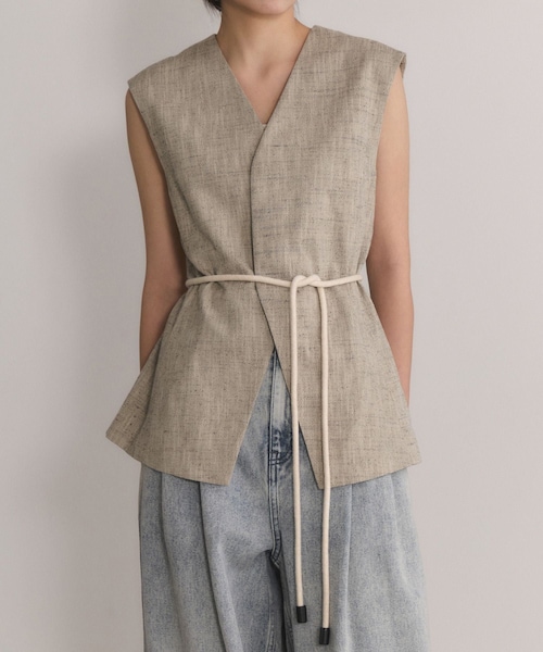 ADAM ET ROPE'（アダムエロペ）の「【EMOELLE】シルクネップジレトップス（ベスト・レディース・キナリ/ベージュ・36/38）」の3枚目の写真