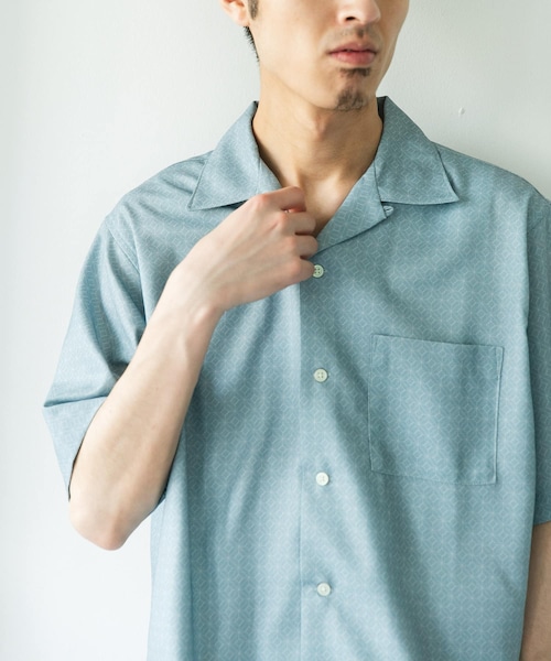 URBAN RESEARCH DOORS(アーバンリサーチドアーズ)の「セオアルファアプリントオープンカラーシャツ(シャツ/ブラウス・メンズ・CHARCOAL/BLUE・M/L)」の2枚目の写真