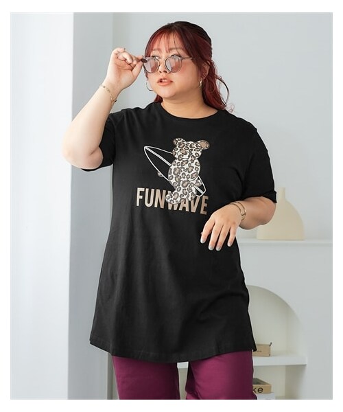 nissen（ニッセン）の「大きいサイズ　肌触りが気持ち良い綿１００％ＡラインプリントチュニックＴシャツ（接触冷感・UVカット）（チュニック・レディース・フォトフラワー:黒/ねこ:セージグリーン/くま:黒/シンプルロゴ:モカベージュ/アメカジ:ネイビー/オーシャン:ネイビー/ドーナツ:オートミール/バンダナ:カーキ/スニーカー:クリーム/フォト風景:チャコールグレー/黒(グラフィック)/オフホワイト(ネコ)/チャコール(モノクロスィーツ)/ネイビー(ハワイ)/グレージュ(ロゴ)(新色)/アイボリー(花瓶)/ミント(鳥)/ピンク(パンダ)/カーキ(サークルロゴ)・L/LL/3L/4L/5L/6L/8L/10L）」の5枚目の写真