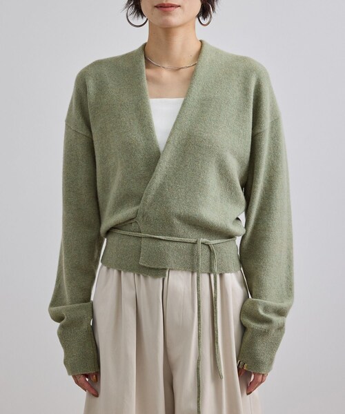 ADAM ET ROPE'（アダムエロペ）の「【extreme cashmere（エクストリーム・カシミア）】ella ニットカーディガン（カーディガン/ボレロ・レディース・グリーン系/カーキ系・F）」の13枚目の写真