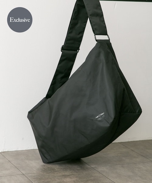 URBAN RESEARCH DOORS(アーバンリサーチドアーズ)の「『別注』YAKPAK×DOORS SHOULDER BAG(ショルダーバッグ・メンズ・CHARCOAL/BLACK/GREIGE・-)」の1枚目の写真