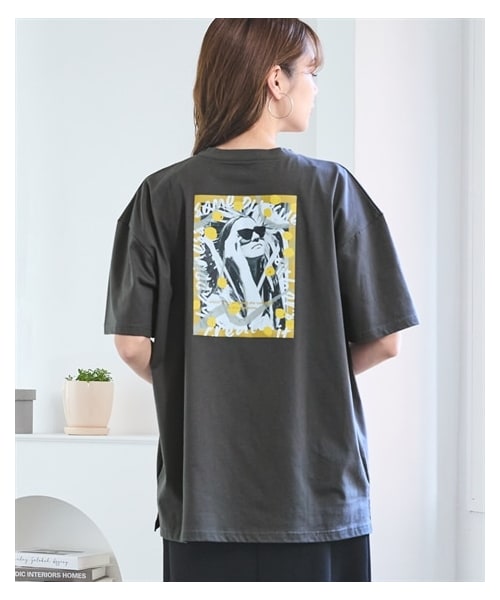nissen（ニッセン）の「＜大きいサイズ＞ 【ひんやりコットン】綿100％ゆるシルエットプリントＴシャツ（接触冷感・UVカット）（Tシャツ/カットソー・レディース・黒(フォト猫)/ピンクベージュ(靴)/チャコール(フラワー)/黒(メッセージ)/グレイッシュベージュ(ロゴ)/サンドベージュ(バックロゴ)/アッシュブルー(メッセージ)/オフホワイト(フォト)/チャコール(バックプリント)/ネイビー(ヴィンテージ風)/モカブラウン(ロゴ)/グレイッシュネイビー(ナンバー)/チャコール(フォト)/グリーン(CAT)/黒(ロゴメッセージ)/グレージュ(ウサギ)/コーラルピンク(変身ポーズ)/黒(フラワー&ロゴ)/ネイビー(月とメッセージ)・L/LL/3L/4L/5L/6L/8L/10L/M）」の6枚目の写真