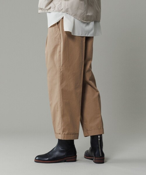 ADAM ET ROPE'(アダムエロペ)の「【撥水】ワンプリーツ クロップドシルエット チノパンツ(チノパンツ・メンズ・ベージュ/カーキ/ネイビー・L/M)」の2枚目の写真