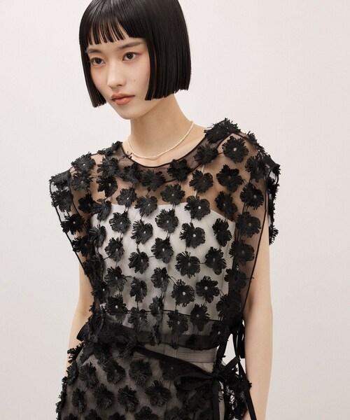 ADAM ET ROPE'(アダムエロペ)の「フラワーチュール2WAYトップス(シャツ/ブラウス・レディース・ブラック/ホワイト・F)」の8枚目の写真