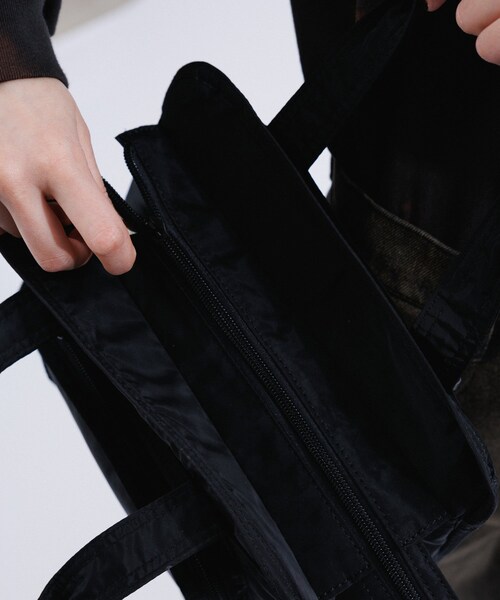 ADAM ET ROPE'（アダムエロペ）の「PUFFY NYLON BOSTON BAG（ボストンバッグ・レディース・ブラック・F）」の6枚目の写真