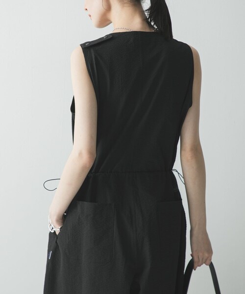 URBAN RESEARCH(アーバンリサーチ)の「『吸水速乾/UVカット』『別注』THOUSAND MILE×URBAN RESEARCH SLEEVELESS ALL IN ONE(つなぎ/オールインワン・レディース・BLACK/NAVYSTRIPE・M/L)」の4枚目の写真