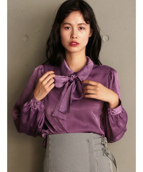 jouetie（ジュエティ）の「フロントリボンTブラウス（シャツ/ブラウス・レディース・ミックス/ダークミックス/パープル・M）」の2枚目の写真