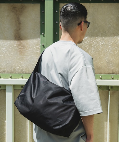 URBAN RESEARCH DOORS（アーバンリサーチドアーズ）の「『撥水』『別注』YAKPAK×DOORS　SHOULDER BAG M（ショルダーバッグ・メンズ・OLIVE/BLACK/CHARCOAL/NAVY・-）」の8枚目の写真