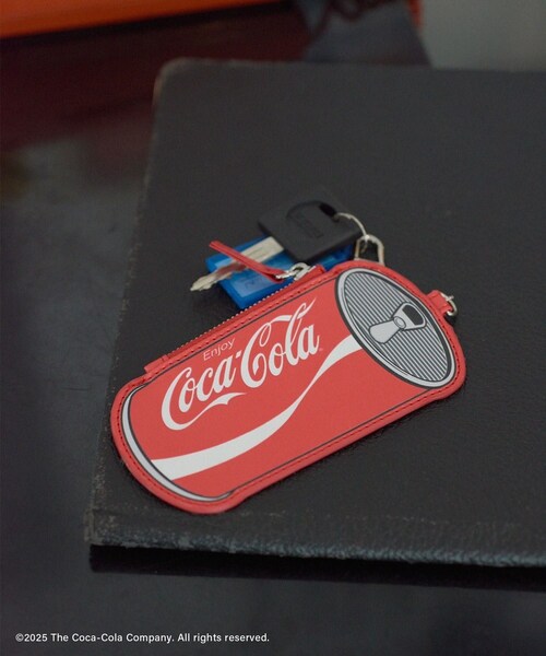 ADAM ET ROPE'（アダムエロペ）の「Coca-Cola カンチャーム（キーホルダー・レディース・レッド・F）」の2枚目の写真
