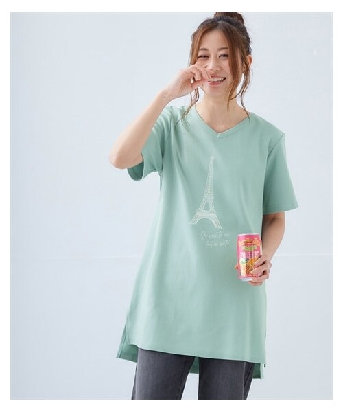 nissen（ニッセン）の「【綿１００％】プリントV ネックチュニックTシャツ（接触冷感・UVカット）（選べる柄）＜大きいサイズ有＞（チュニック・レディース・カジュアルロゴ:グレージュ/カジュアルロゴ:アイス杢/タテロゴ:黒/タテロゴ:オフホワイト/カレッジロゴ:オフホワイト/カレッジロゴ:グレージュ/ソファネコ:スモーキーブルー/かくれんぼネコ:ネイビー/かくれんぼネコ:アイス杢/タワー:ミント/カットフラワー:ラベンダー/マリンロゴ:ブルーグリーン/アメカジロゴ:チャコールグレー/フライングバード:モーブグリーン/大人ロゴ:オフホワイト/ポップネコ:ブルーグリーン/カーブロゴ:黒/ソフトロゴ:チャコールグレー/ボタニカル:ミント/ハートロゴ:ピンクベージュ/衿花:ダークブルー/ブックネコ:オートミール/フレンチロゴ:ベージュ/筆記ロゴ:オフホワイト/パンダ:チャコールグレー/伸びネコ:ネイビー/花:ダークピンク・S/M/L/LL/3L/4L/5L/6L）」の19枚目の写真