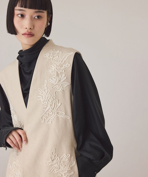 ADAM ET ROPE'（アダムエロペ）の「エンブロイダリージレ（ベスト・レディース・ブラック/キナリ・F）」の13枚目の写真