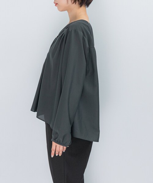 URBAN RESEARCH ROSSO（アーバンリサーチロッソ）の「ウォッシャブルVネックフレアブラウス（シャツ/ブラウス・レディース・OFF WHITE/CHARCOAL・FREE）」の20枚目の写真