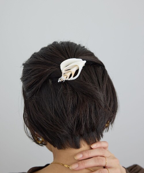 ADAM ET ROPE'(アダムエロペ)の「【J'aDoRe・一部店舗限定】【Raponesa General Store(レポネサジェネラルストア)】SEASHELL HAIRCLIP(バレッタ/ヘアクリップ・レディース・オフホワイト・F)」の3枚目の写真
