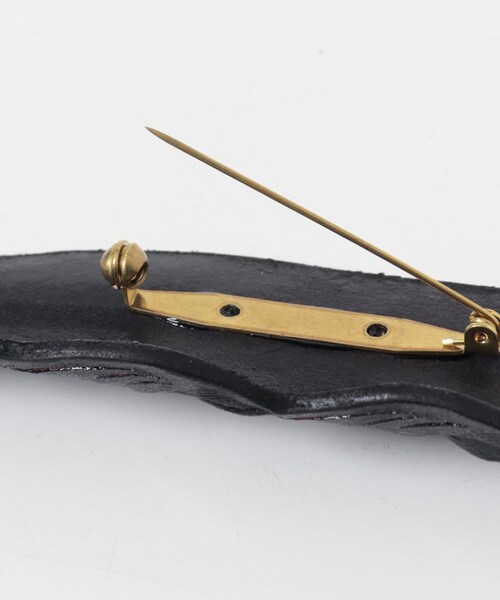 URBAN RESEARCH（アーバンリサーチ）の「SEVEN BY SEVEN　LEATHER CARVING PINS F（ブローチ/コサージュ・メンズ・010 BLACK/040 BEIGE・Free）」の6枚目の写真