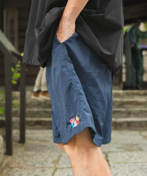 URBAN RESEARCH(アーバンリサーチ)の「Wide Dad GRAPHIC SHORTS WITH HATCH(その他パンツ・メンズ・BLACK/NAVY/ORANGE・1/2)」の16枚目の写真