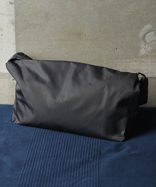 URBAN RESEARCH DOORS（アーバンリサーチドアーズ）の「『撥水』『別注』YAKPAK×DOORS　SHOULDER BAG M（ショルダーバッグ・メンズ・OLIVE/BLACK/CHARCOAL/NAVY・-）」の12枚目の写真