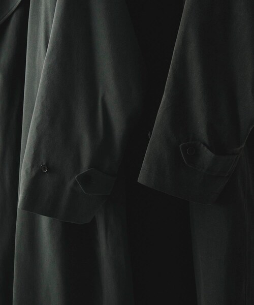 URBAN RESEARCH(アーバンリサーチ)の「A PRESSE Maxi Length Washed Silk Trench Coat(ステンカラーコート・メンズ・CHARCOAL/GRAY・2/3)」の6枚目の写真