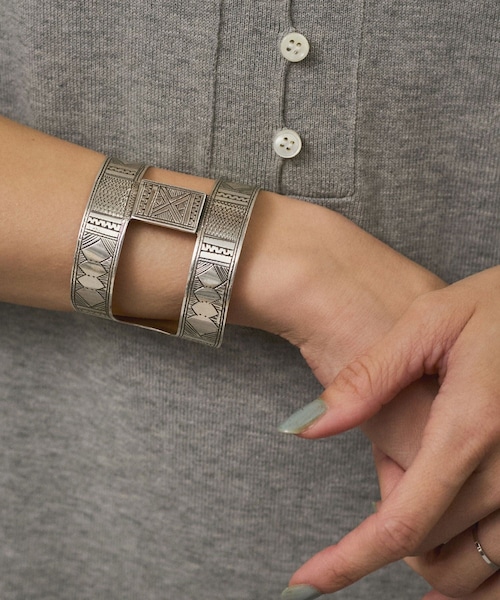 ADAM ET ROPE'（アダムエロペ）の「【J'aDoRe・店舗限定】【TUAREG（トゥアレグ）】Hバングル（ブローチ/コサージュ・レディース・シルバー・F）」の3枚目の写真