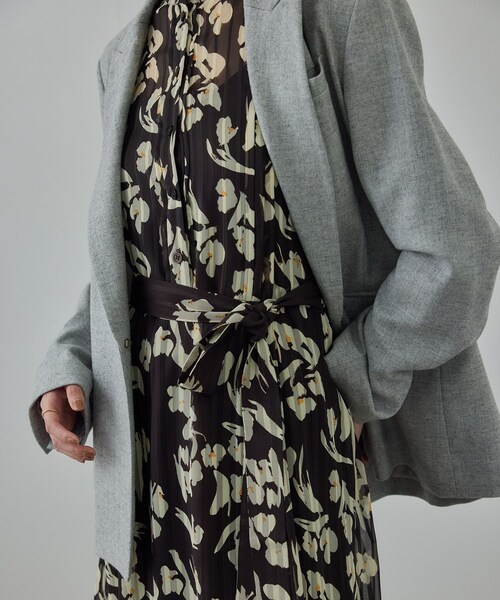 ROPE'（ロペ）の「フラワープリントタックワンピース/イージーケア（ワンピース・レディース・ダークブラウン系/オレンジ系・F）」の14枚目の写真