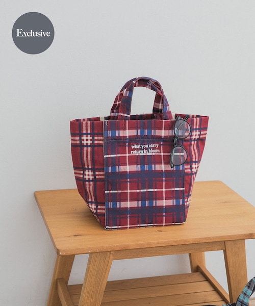 URBAN RESEARCH DOORS(アーバンリサーチドアーズ)の「『別注』beej×DOORS チェックトートバッグ(トートバッグ・レディース・RED×NAVY/BRN×BLUE・One)」の2枚目の写真