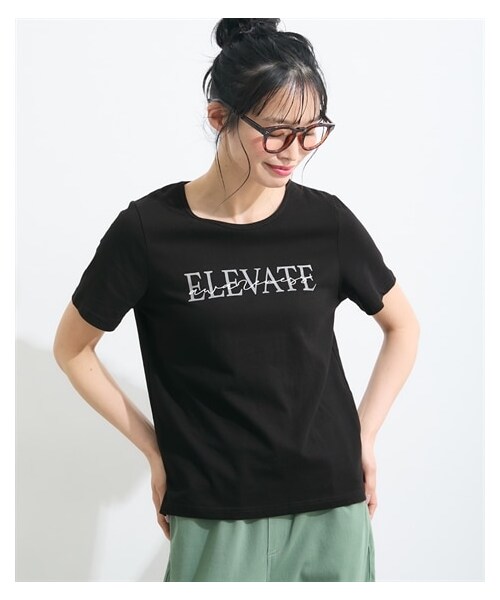 nissen（ニッセン）の「【ひんやりコットン】プリントTシャツ（綿１００％・接触冷感・UVカット）（選べる柄）＜大きいサイズ有＞（Tシャツ/カットソー・レディース・クールロゴ:オフホワイト/クールロゴ:黒/カーブロゴ:チャコールグレー/[在庫限り]カーブロゴ:アイス杢/ブロックデザインロゴ:アイス杢/ドロップ:ブロックデザインロゴ:ネイビー/[在庫限り]ハチドリ:グレージュ/[在庫限り]看板ネコ:モーブピンク/[在庫限り]看板ネコ:グレージュ/[在庫限]リラックス猫スモーキーブルー/5匹のハリネズミ:ピスタチオ/カラフルフラワーロゴ:黒/[在庫限]ハンギングフラワー:ラベンダー/[在庫限り]雑貨フラワー:ミントブルー/大人ロゴ:オフホワイト/レタリングロゴ:チャコールグレー/フレンチロゴ:グレージュ/ほのぼのネコ:ミント/ワンポイントネコ:ブルー/草花:ピンクベージュ/大人ロゴ:黒/筆記ロゴ:黒/雑貨:ダークミント/パイナップル:チャコールグレー/ラビット:ダークピンク/黒ネコ:ソフトブルー/日々ネコ:オートミール・S/M/L/LL/3L/4L/5L/6L/8L/10L）」の5枚目の写真