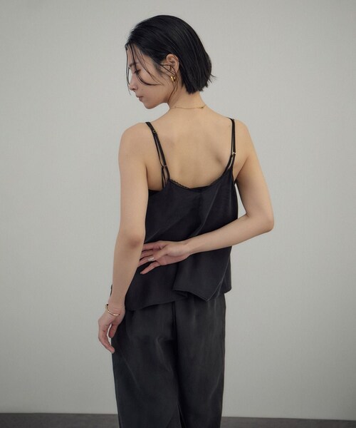 ADAM ET ROPE'（アダムエロペ）の「フレンチレースフィブリルサテンキャミソール（キャミソール・レディース・ブラック/オフホワイト・F）」の8枚目の写真