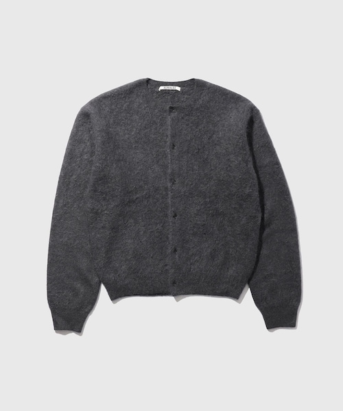 ADAM ET ROPE'（アダムエロペ）の「【AURALEE/オーラリー】GARMENT-DYED BABY ALPACA FUR KNIT C/NECK CARDIGAN（カーディガン/ボレロ・メンズ・ライトグレー/ブルー系・3/4）」の2枚目の写真