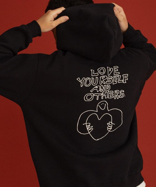 URBAN RESEARCH Sonny Label（アーバンリサーチサニーレーベル）の「オガワナツミ コラボスウェットフーディー（パーカー・メンズ・グレー/ブラウン/ブラック・M/L）」の4枚目の写真