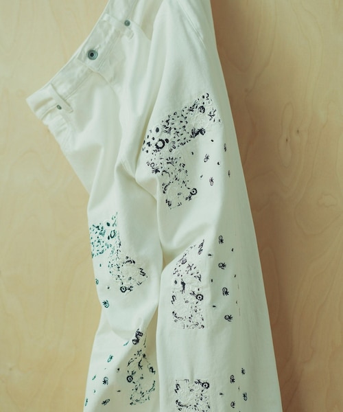 ADAM ET ROPE'（アダムエロペ）の「【NOMARHYTHM TEXTILE for ADAM ET ROPE'】EX Bandana Embroidery Denim Pants（デニムパンツ・メンズ・キナリ・2/3）」の5枚目の写真
