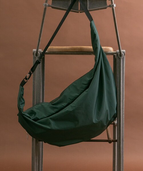 RODE SKO（ロデスコ）の「撥水ビッグボディバッグ（ショルダーバッグ・メンズ・BLACK/GREEN・one）」の2枚目の写真