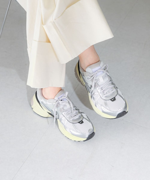 URBAN RESEARCH ROSSO（アーバンリサーチロッソ）の「NIKE　ウィメンズ V2K ラン（スニーカー・レディース・ホワイトシルバー・23/23.5/24/24.5/25）」の2枚目の写真