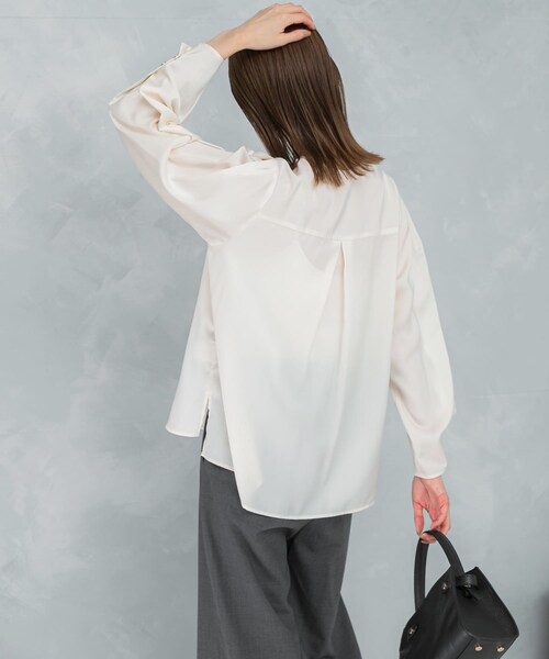 URBAN RESEARCH ROSSO（アーバンリサーチロッソ）の「ピーチサテンデザインスリーブブラウス（シャツ/ブラウス・レディース・OFF WHITE/CHARCOAL・Free）」の6枚目の写真