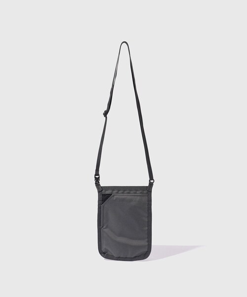 ADAM ET ROPE'(アダムエロペ)の「【MONOLITH/モノリス】NECK POUCH STANDARD S(ショルダーバッグ・メンズ・ライトグレー/ブラック・F)」の3枚目の写真
