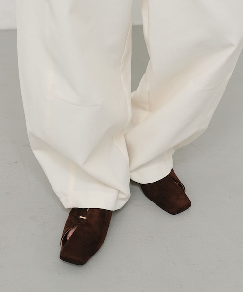 SENSE OF PLACE by URBAN RESEARCH(センスオブプレイスバイアーバンリサーチ)の「Vカットアシンメトリーパンプス(パンプス・レディース・BLACK/BROWN・S/M/L)」の2枚目の写真